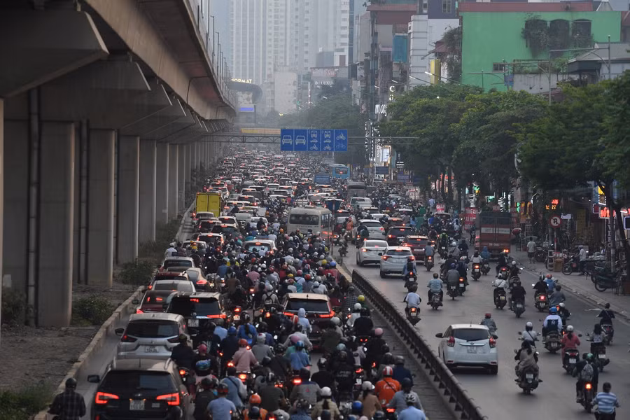 Thời gian nghỉ kéo dài nên nhiều người chọn về quê thay vì ở lại Thủ đô, khiến giao thông Hà Nội ùn tắc nghiêm trọng.