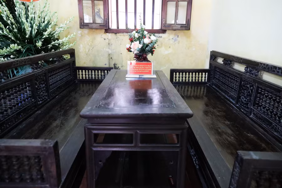 Theo ông Dũng chia sẻ, căn nhà nhỏ nằm ven sông Hồng của cụ Nguyễn Thị An là nơi thường xuyên tiếp nhiều đoàn khách, cán bộ cách mạng năm xưa.