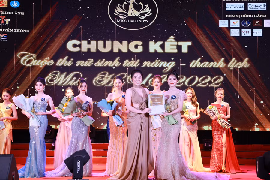 Giải trình diễn Trang phục Áo dài đẹp nhất đã thuộc về thí sinh Nguyễn Thị Thanh Nhàn. Giải trình diễn Trang phục Áo dài đẹp nhất đã thuộc về thí sinh Nguyễn Thị Thanh Nhàn.