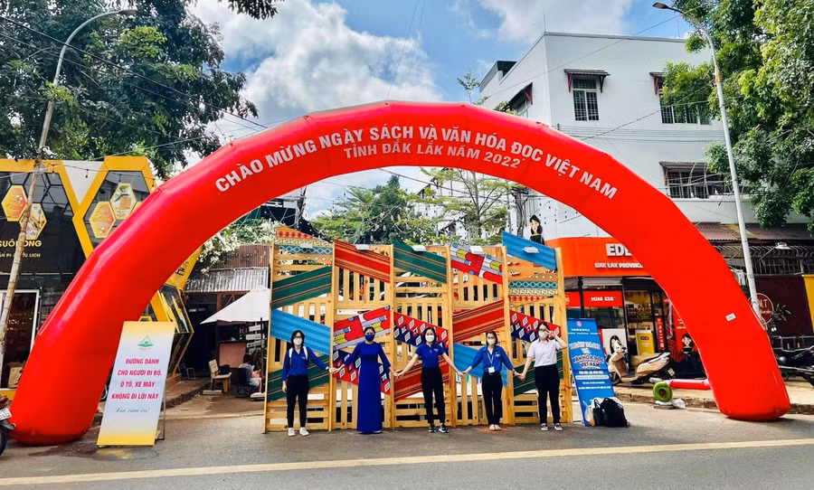 Đoàn viên Trường THPT Lê Quý Đôn -Thàn phố Buôn Ma Thuột hưởng ứng Ngày sách và Văn hoá đọc năm 2022 (ảnh: KH).