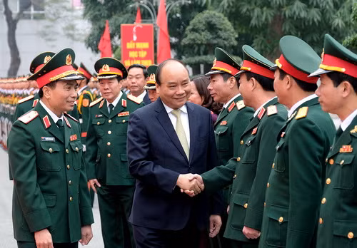 Thủ tướng Nguyễn Xuân Phúc tới thăm hỏi, động viên cán bộ, chiến sĩ và kiểm tra công tác ứng trực, sẵn sàng chiến đấu tại Bộ Tư lệnh Thủ đô Hà Nội.