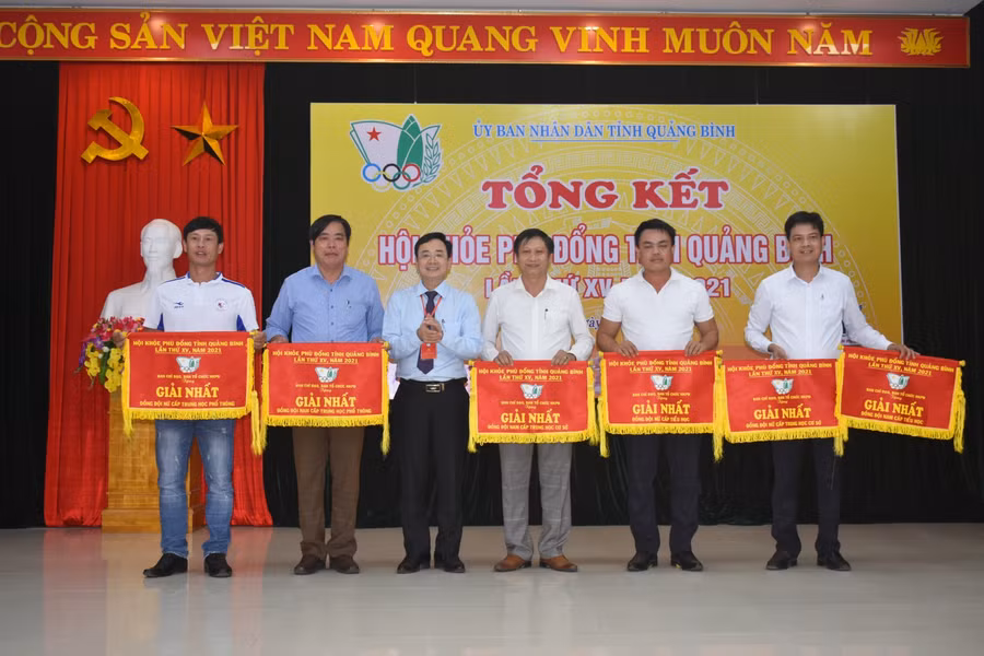 Ban Tổ chức trao giải Nhất đồng đội cho các đơn vị.