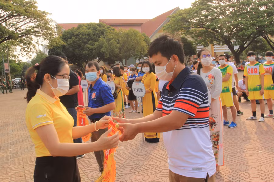 Phó Giám đốc Sở GD-ĐT Lê Thị Thanh Xuân trao Cờ lưu niệm cho đại diện các đơn vị tham gia hưởng ứng Ngày chạy Olympic vì sức khỏe toàn dân.