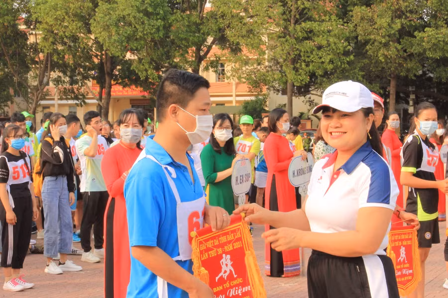 Phó Chủ tịch UBND tỉnh H’ Yim Kđoh trao Cờ lưu niệm cho đại diện các đơn vị tham gia hưởng ứng Ngày chạy Olympic vì sức khỏe toàn dân.