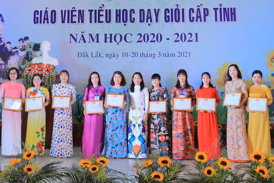 Phó Giám đốc sở GD-ĐT Lê Thị Thanh Xuân trao giải Nhì cho các thí sinh.