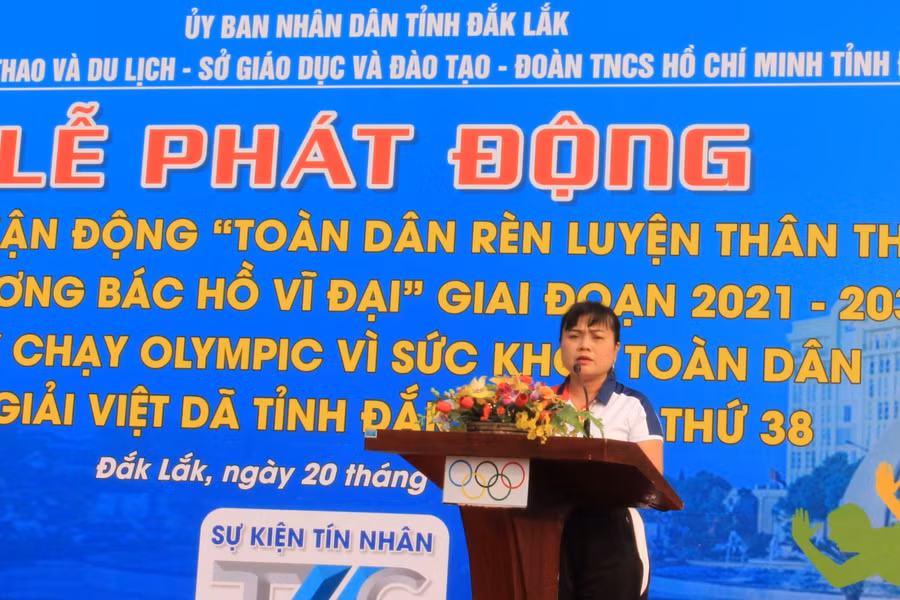 Phó Chủ tịch UBND tỉnh H’ Yim Kđoh phát động Ngày chạy Olympic vì sức khỏe toàn dân.