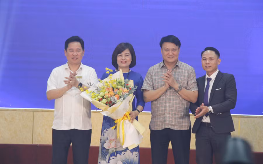 Đại diện học viên khóa 16 (ngoài cùng bên phải) tặng hoa lãnh đạo Trường ĐH Công đoàn. Đại diện học viên khóa 16 (ngoài cùng bên phải) tặng hoa lãnh đạo Trường ĐH Công đoàn.