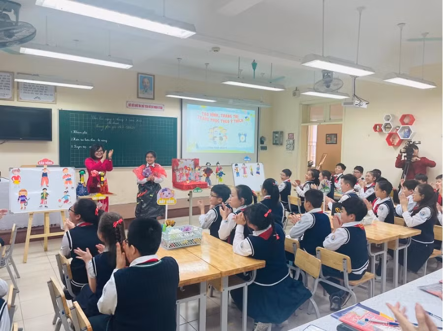 Tiết học Mĩ Thuật đầy sáng tạo của cô giáo Phạm Thị Vân. Tiết học Mĩ Thuật đầy sáng tạo của cô giáo Phạm Thị Vân.