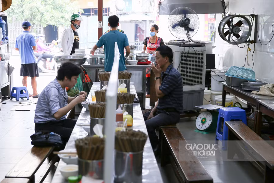 Tại một quán phở ở Tôn Đức Thắng (Quận Đống Đa, Hà Nội), tại đây đã làm rào chắn bằng nhựa mica để giữ khoảng cách tối thiểu cho khách.