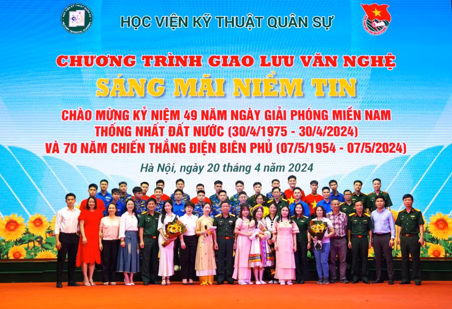 Chương trình giao lưu văn nghệ ‘Sáng mãi niềm tin’ thành công tốt đẹp.