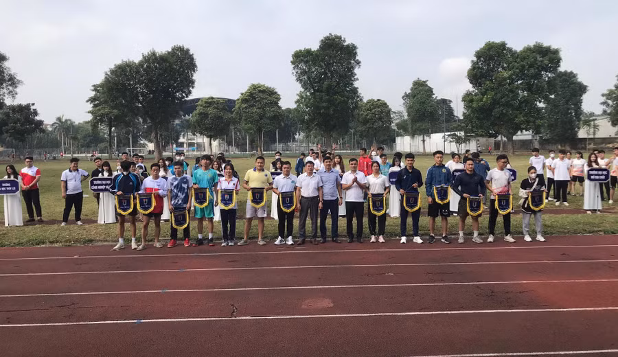 Đại diện các đơn vị tham gia nhận cờ lưu niệm.