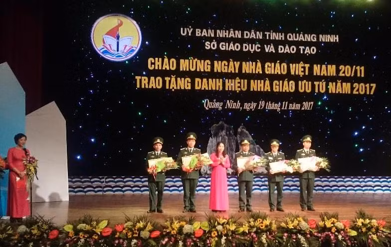 Giám đốc Sở GD&ĐT tặng Bằng khen cho các "thầy giáo mang quân hàm xanh"