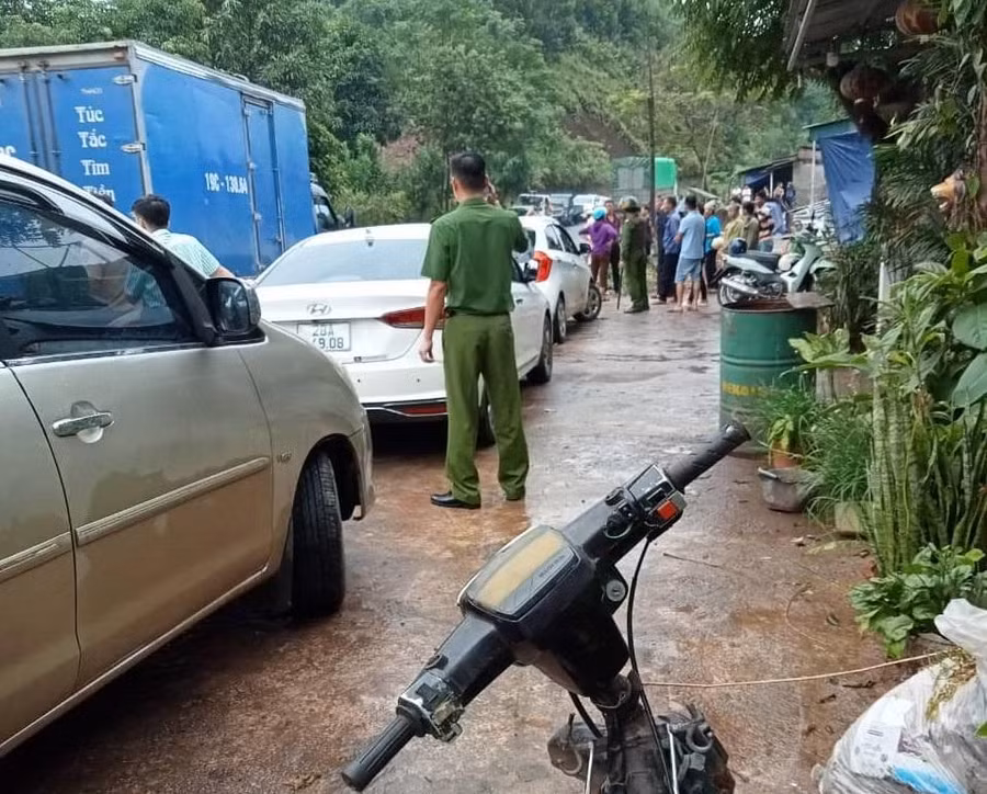Cơ quan chức năng có mặt tại hiện trường vụ án.