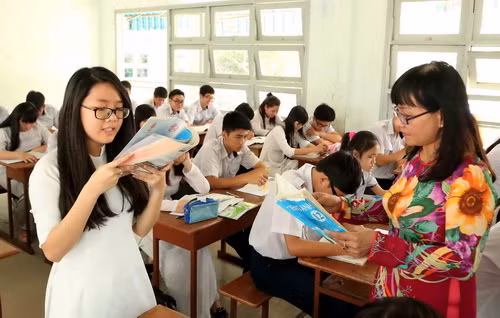 Giáo dục cho các em trở thành người tốt, có trí tuệ và có lòng yêu nước. Ảnh minh họa/internet Giáo dục cho các em trở thành người tốt, có trí tuệ và có lòng yêu nước. Ảnh minh họa/internet