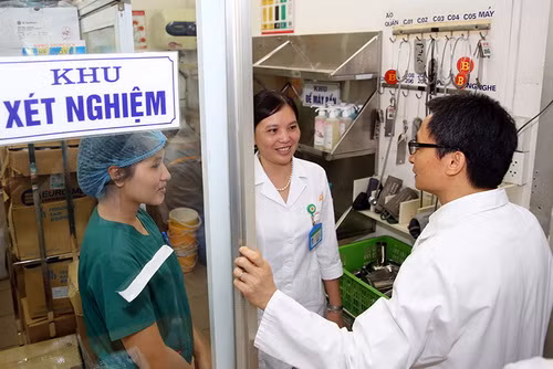 Phó Thủ tướng trò chuyện, động viên y, bác sĩ Bệnh viện Nhiệt đới Trung ương. Ảnh: VGP
