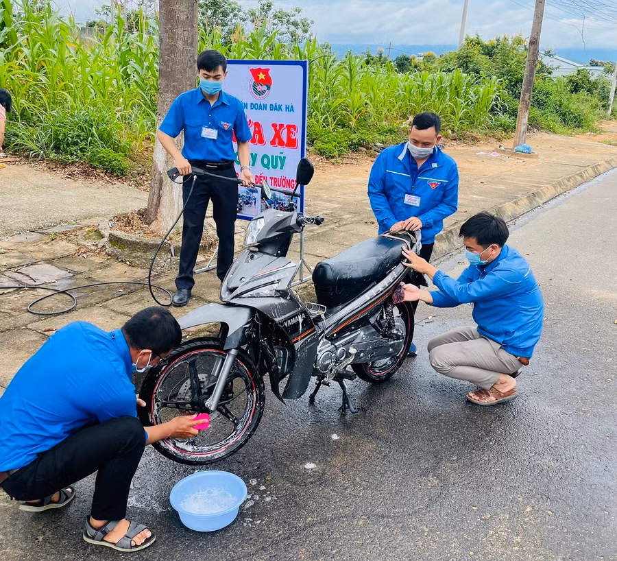 Tình nguyện viên tại huyện Đăk Hà rửa xe, gây quỹ cho học sinh trong thời gian các sĩ tử làm bài thi.