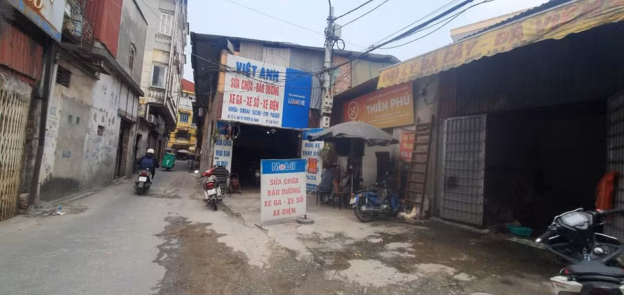 Con ngõ tạo thành một nút thắt ảnh hưởng đến giao thông.