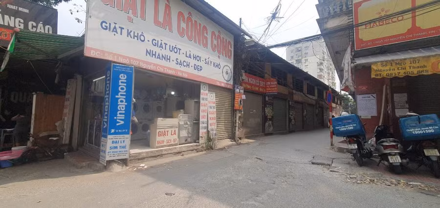 Nhiều hàng quán mọc lên trên diện tích được người dân phản ánh là đất công.