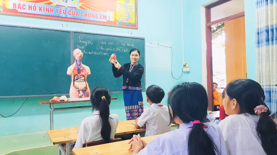Mỗi lần lên lớp, lòng cô Thanh luôn tràn đầy nhiệt huyết khi được thắp sáng ước mơ cho học sinh. Mỗi lần lên lớp, lòng cô Thanh luôn tràn đầy nhiệt huyết khi được thắp sáng ước mơ cho học sinh.