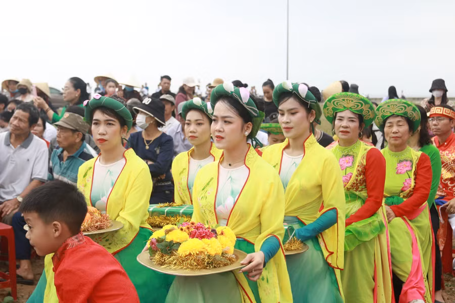 Hát dân ca làng biển Cảnh Dương và Múa bông chèo cạn.