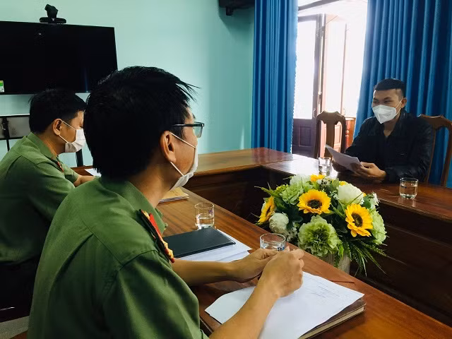 Vương Thanh Tùng làm việc với cơ quan chức năng.