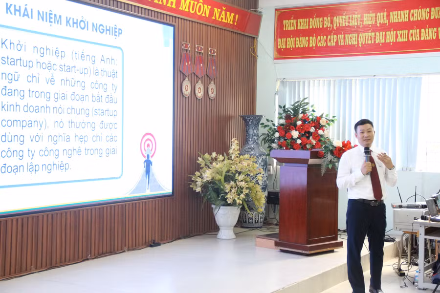 PGS.TS Võ Hữu Công chia sẻ yếu tố tạo nên thành công trong phong trào khởi nghiệp của sinh viên. PGS.TS Võ Hữu Công chia sẻ yếu tố tạo nên thành công trong phong trào khởi nghiệp của sinh viên.