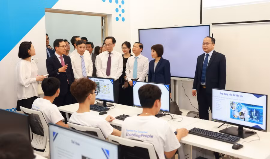 Thứ trưởng Bộ GD&ĐT Hoàng Minh Sơn cùng đại diện các Bộ, ngành thăm một lớp học tại Trung tâm Đổi mới sáng tạo Quốc gia.