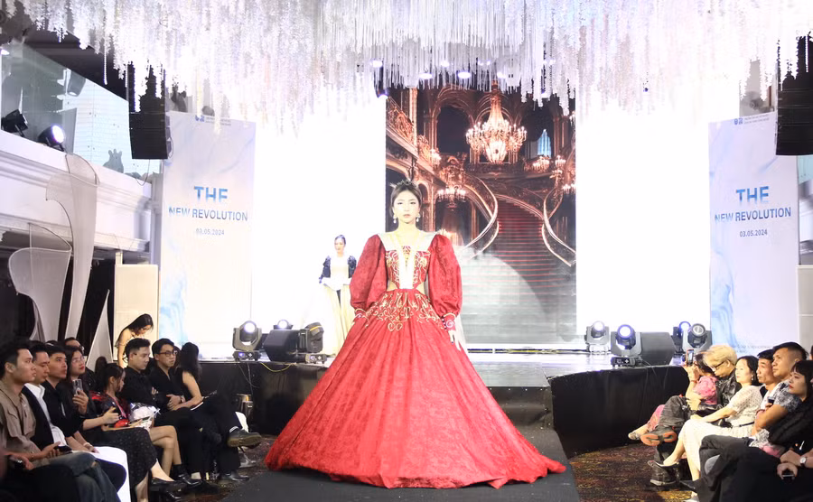 Bộ sưu tập "Queen" của sinh viên Hồ Thị Ngọc Anh lấy ý tưởng từ trang phục thời kỳ Phục Hưng, thể hiện nét quyền uy, giàu sang.