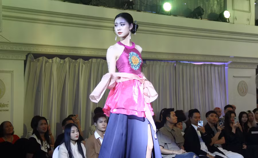 “ Họa Nguyệt” là Bộ sưu tập lấy ý tưởng từ trang phục của phụ nữ Kinh Bắc. Sự kết hợp giữa truyền thống, hiện đại tạo nên vẻ đẹp hài hòa của người phụ nữ xưa và nay.