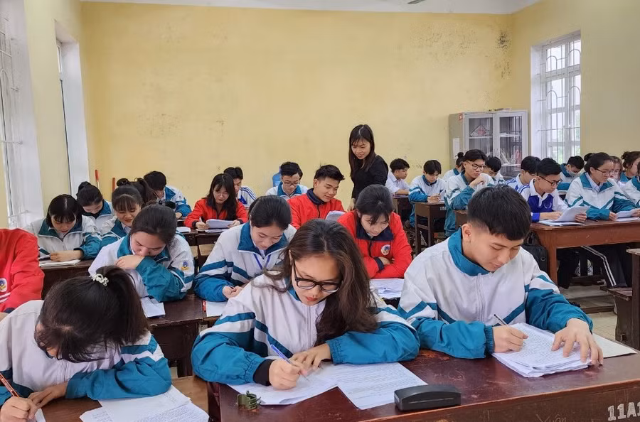 Cô Đỗ Thị Ngọc Anh hướng dẫn học sinh lớp 12A10 ôn tập môn Lịch sử.