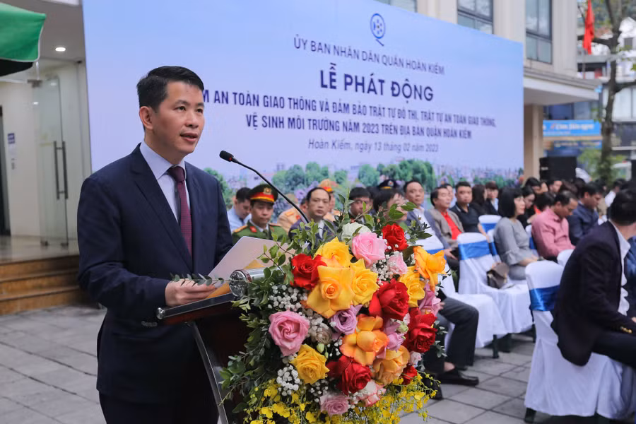 Ông Phạm Tuấn Long - Chủ tịch UBND quận Hoàn Kiếm cho biết quận quyết tâm thực hiện các giải pháp nhằm tạo sự chuyển biến mạnh, bền vững về trật tự đô thị, trật tự an toàn giao thông, vệ sinh môi trường. 'Xử lý nghiêm các trường hợp kinh doanh lấn chiếm hè phố, vi phạm giao thông tĩnh...; tăng cường đảm bảo trật tự an toàn giao thông đường sắt; giải quyết triệt để các điểm, tụ điểm phức tạp', ông Long cho biết.