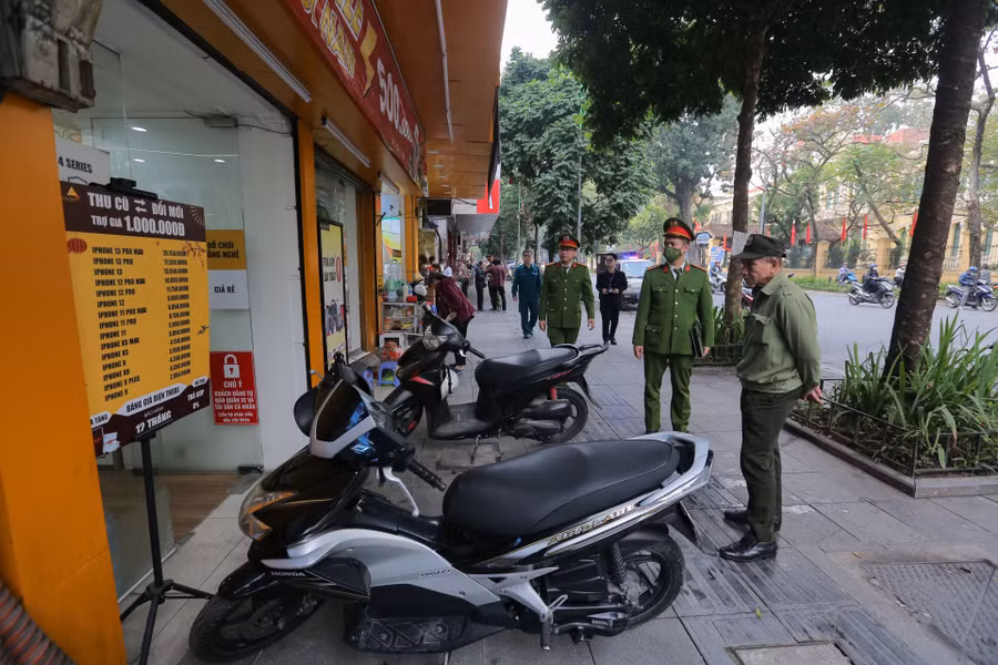 Ngoài buôn bán hàng hóa lấn chiếm vỉa hè, tình trạng để xe không đúng nơi quy định cũng diễn ra phổ biến trên các tuyến phố.