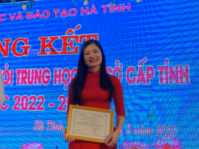Cô giáo Võ Thị Hồng Vân trong niềm vui nhận danh hiệu giáo viên dạy giỏi cấp tỉnh.