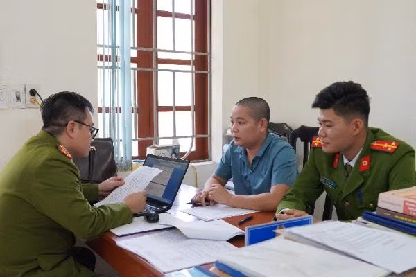 Đối tượng Bùi Xuân Dinh làm việc với cơ quan công an.