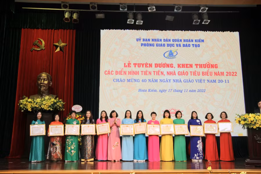 Phó Chủ tịch HĐND quận Hoàn Kiếm Nguyễn Thị Phương Chung trao bằng khen của Bộ trưởng Bộ GT&amp;ĐT và bằng khen của Thành phố cho 13 tập thể.