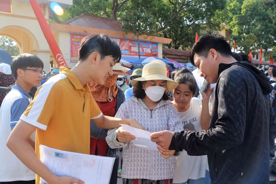 Giáo viên, phụ huynh và các thí sinh trao đổi về đề thi môn Toán. Ảnh: Website Sở GD&ĐT Hải Dương.