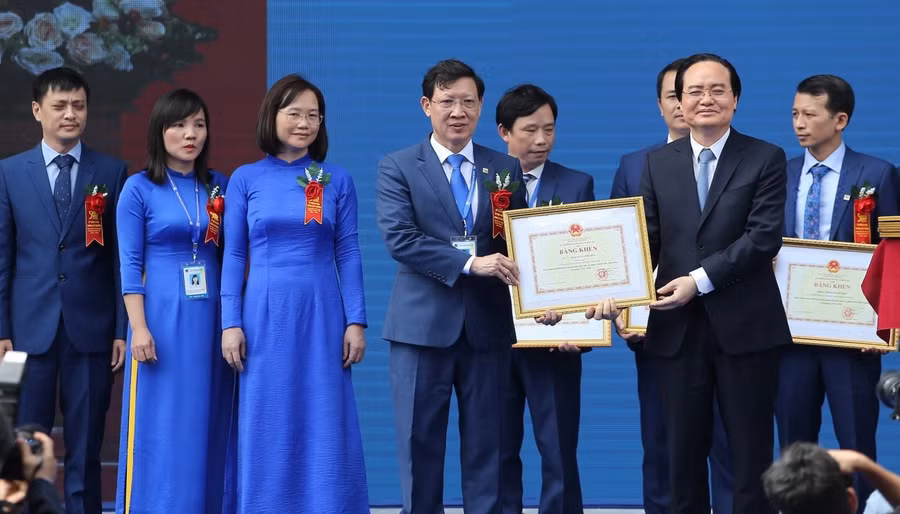 Bộ trưởng Phùng Xuân Nhạ trao bằng khen cho Hiệu trưởng Trường ĐHSP Nghệ thuật Trung ương Đào Đặng Phượng.