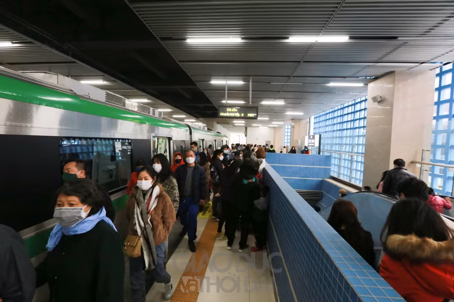 Người dân chen chân đi tàu điện Cát Linh - Hà Đông ngày mùng 2 Tết ảnh 11