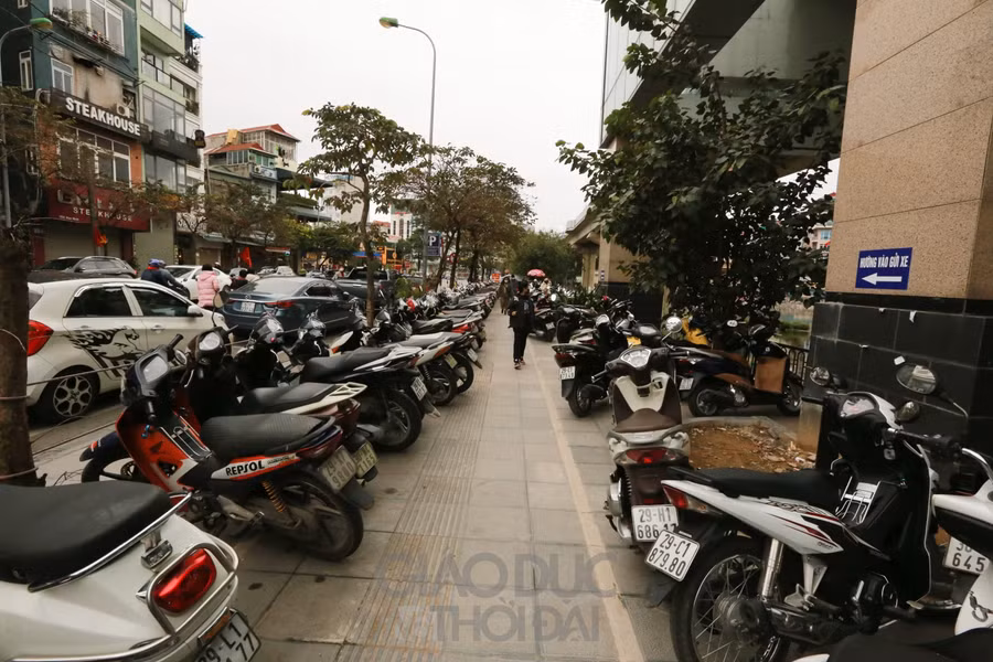 Khu vực gửi xe máy của ga Cát Linh chật cứng vào giờ chiều.