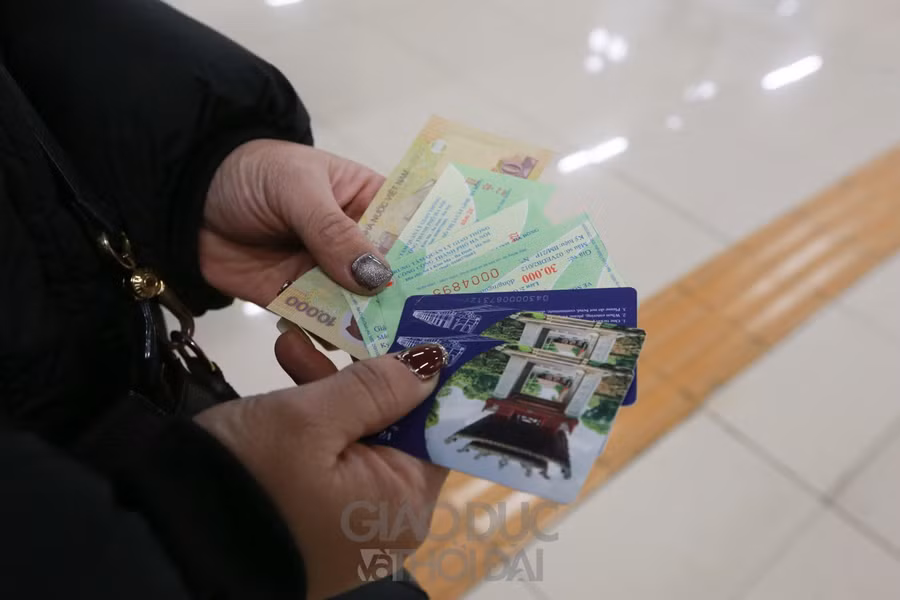 Người dân chen chân đi tàu điện Cát Linh - Hà Đông ngày mùng 2 Tết ảnh 5