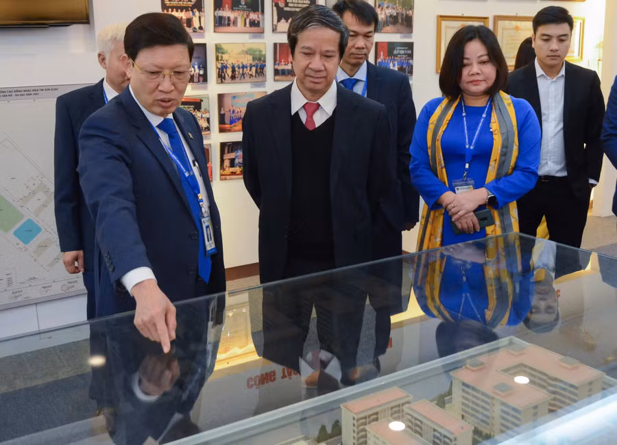 Bộ trưởng Nguyễn Kim Sơn và đoàn công tác thăm phòng truyền thống của Trường Đại học Sư phạm Nghệ thuật Trung ương.