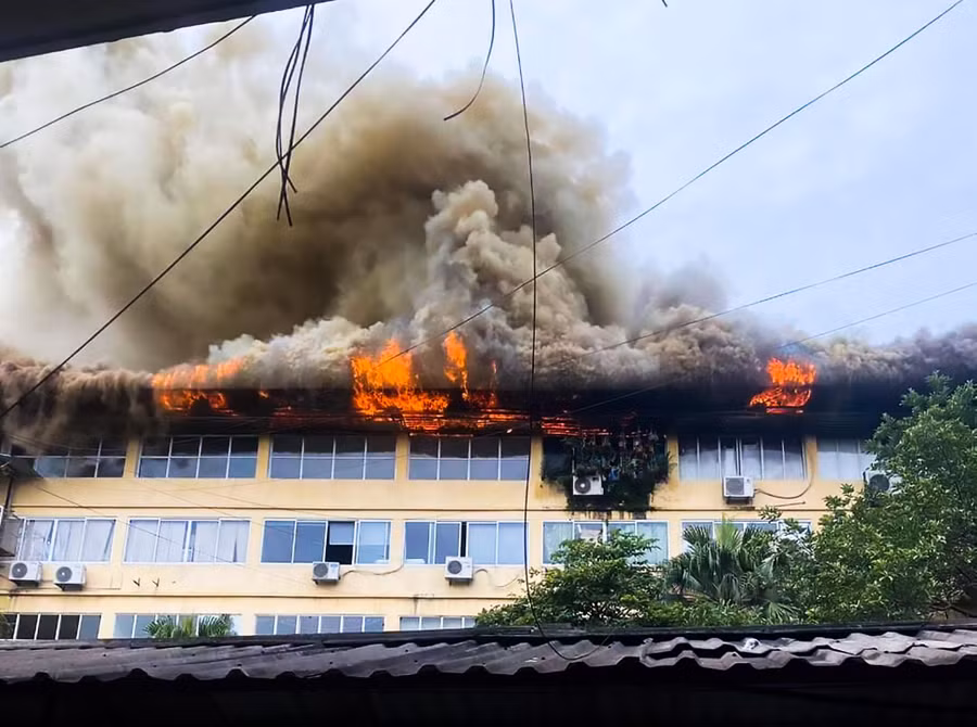 Cũng trong sáng nay, tại tầng 5 ngôi nhà địa chỉ 109 đường Trường Chinh (quận Thanh Xuân, TP. Hà Nội) bất ngờ bốc cháy lớn. Tại hiện trường, lửa cháy dữ dội, khói nghi ngút và hình thành cột khói lớn.