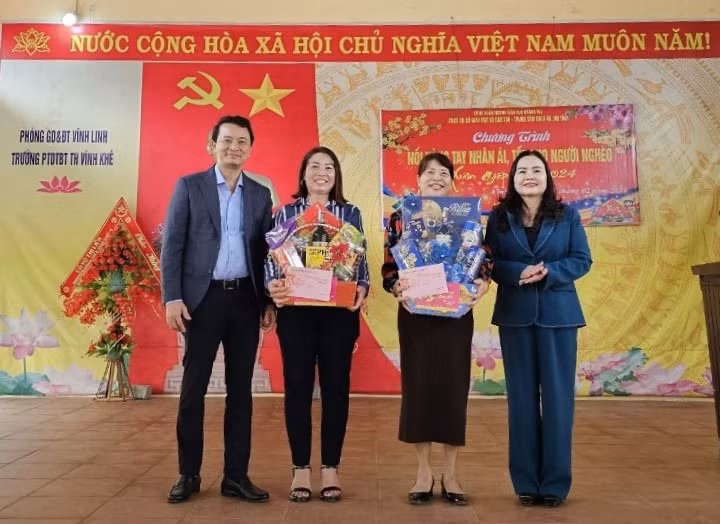 Những món quà mang nhiều ý nghĩa tặng các trường nhân dịp Tết đến, Xuân về.