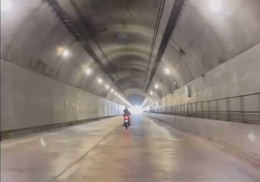 Nam thanh niên liều lĩnh phóng xe máy vào hầm Hải Vân 2.