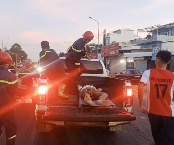 Nạn nhân được đưa đi cấp cứu.