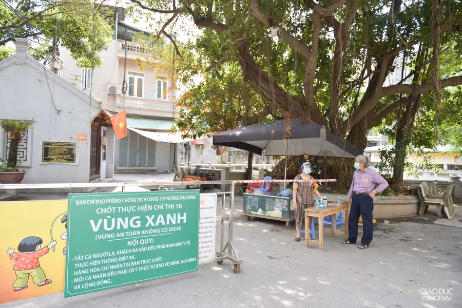 Muốn chặn Covid-19 xâm nhập, học quận Hoàng Mai lập chốt thiết lập "vùng xanh" ảnh 10