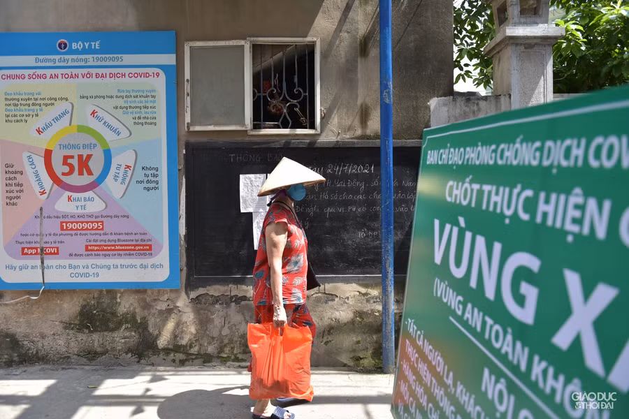 Muốn chặn Covid-19 xâm nhập, học quận Hoàng Mai lập chốt thiết lập "vùng xanh" ảnh 5