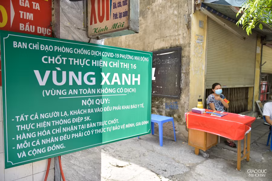 Muốn chặn Covid-19 xâm nhập, học quận Hoàng Mai lập chốt thiết lập "vùng xanh" ảnh 7