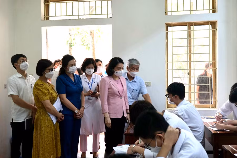 Đoàn kiểm tra công tác phòng, chống dịch bệnh tại trường học. Đoàn kiểm tra công tác phòng, chống dịch bệnh tại trường học.