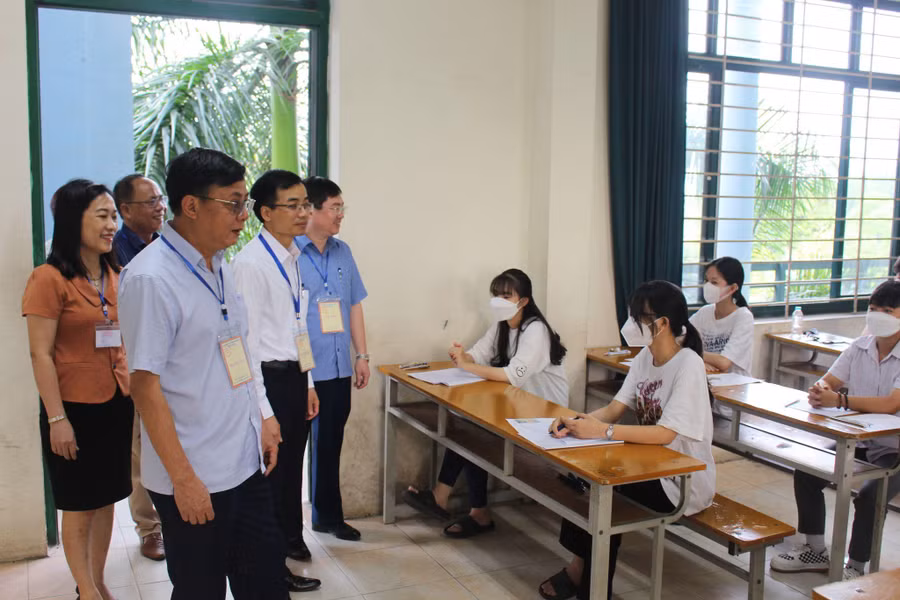 Sáng 7/7, ông Đặng Xuân Trường, Phó Chủ tịch Thường trực UBND tỉnh, Trưởng Ban chỉ đạo kỳ thi tốt nghiệp THPT tỉnh Thái Nguyên năm 2022 cùng đoàn công tác đã tới điểm thi động viên thí sinh.